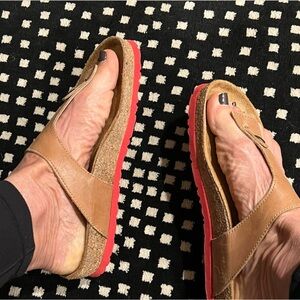 Tan leather ever classic “Arizona style” sandal.